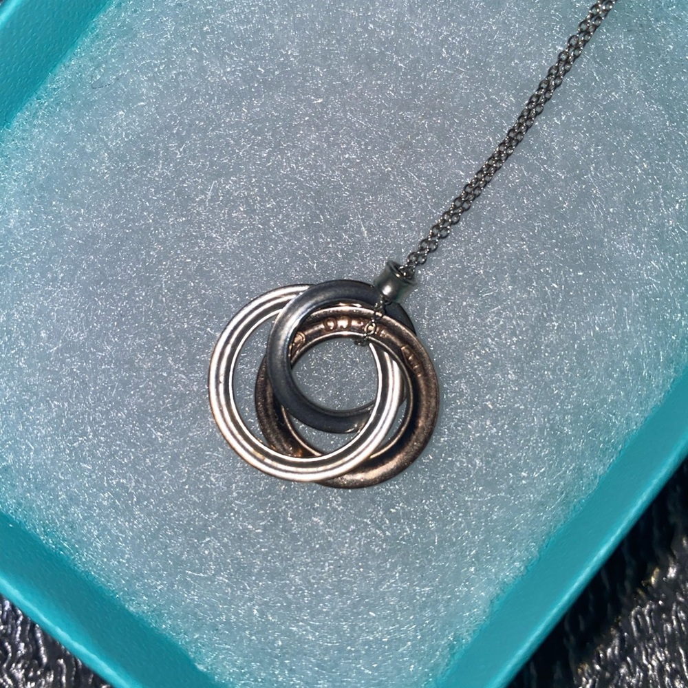 Tiffany’s 3 interlocking circles pendant